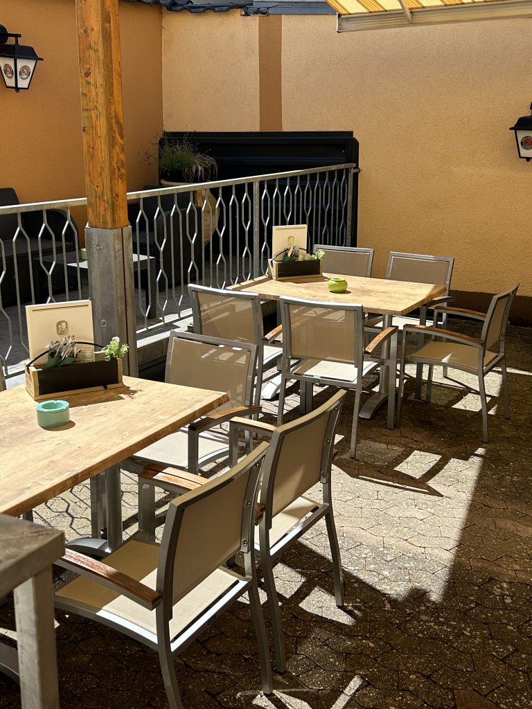 Freiterrasse mit Biergarten, Bild 2